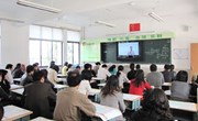 初一年级召开“如何与孩子沟通”家长会