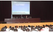我校初三年级举行家长会