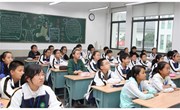 我校举行初一学生青春期健康教育讲座