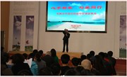 我校初二年级举行“心手相牵、与爱同行”感恩教育活动
