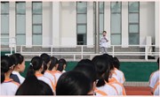 《向国旗敬礼》