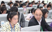 2010中国政府采购高峰论坛与会成员参观我校龙芯电脑实验室
