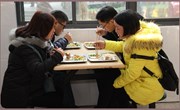 努力办好学生、家长满意的“小餐桌”——记初一家长开放日之午餐体验