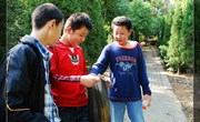 我校学生参加社区环保行动
