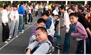我校体育节在拔河比赛中拉开帷幕