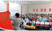 简讯：我校新团员在报告厅举行入团宣誓仪式
