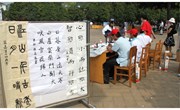常熟外国语初中学子现场展示书法魅力