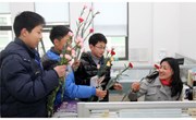 新时代雷锋精神的传承——外国语初中举行第四届鲜花义卖活动