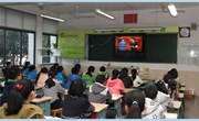 我校组织学生观看道德模范授奖仪式