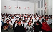 我校初二年级举行“心手相牵、与爱同行”感恩教育活动