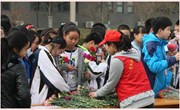 常熟市外国语初级中学“三月学雷锋活动月”之鲜花义卖爱心传递活动