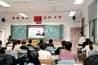 我校召开三个年级家长会